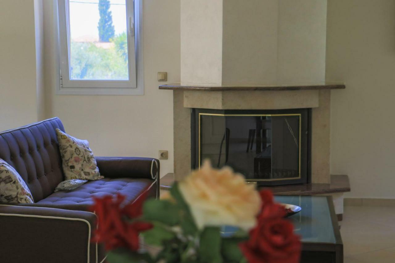 Maison Fleurs Diakopto Exteriör bild