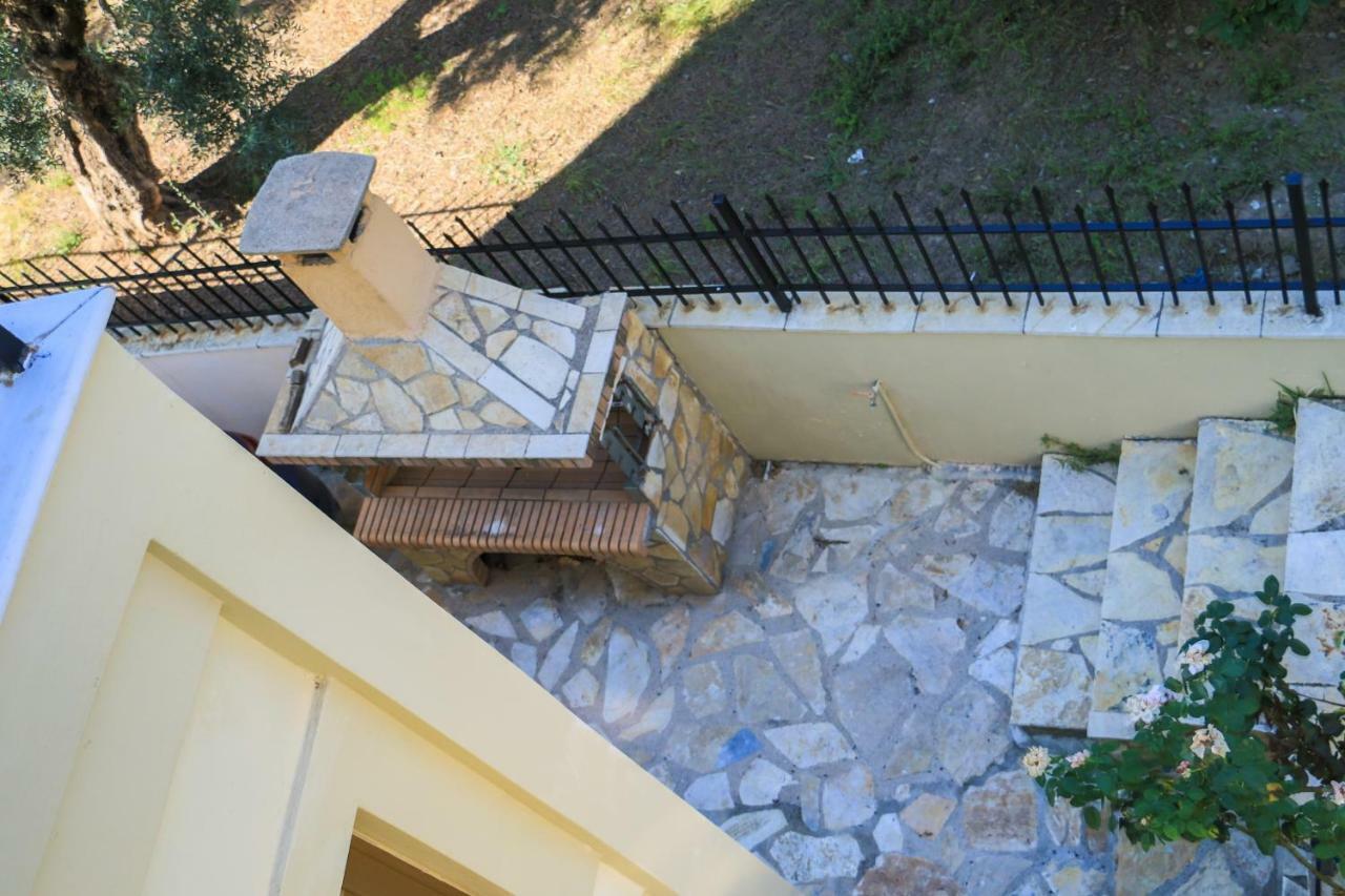 Maison Fleurs Diakopto Exteriör bild